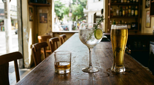 Não é etiqueta nem frescura de bartender. É física, é aroma e é a razão pela qual a mesma bebida tem sabores diferentes em copos diferentes.