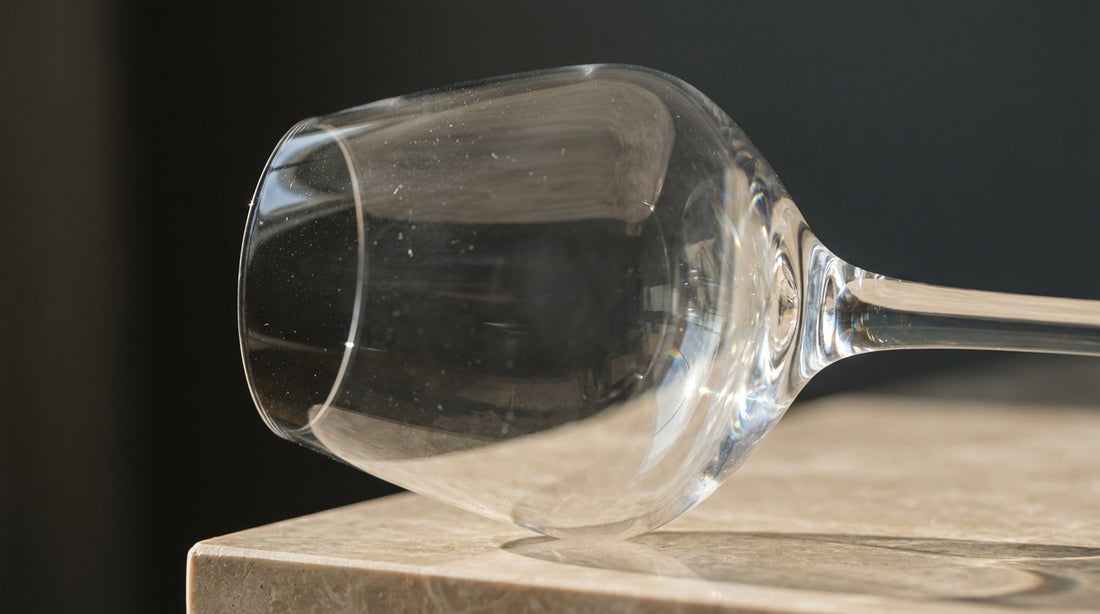 Taça de cristal Bohemia vazia com forte refração de luz mostrando a parede fina