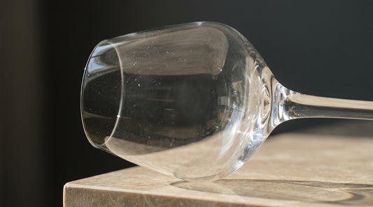 Taça de cristal Bohemia vazia com forte refração de luz mostrando a parede fina